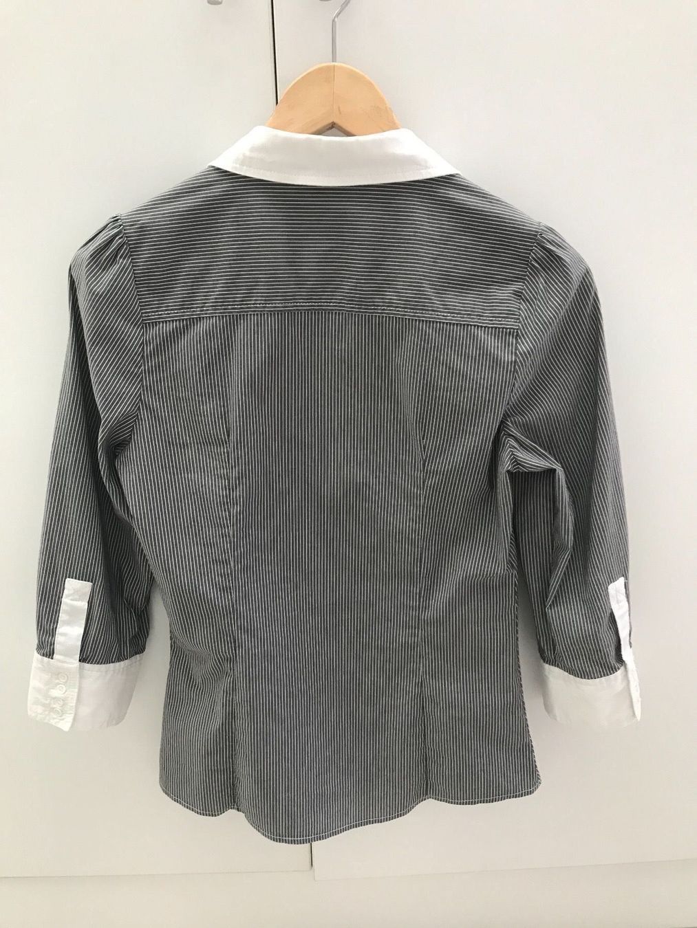 Blusen: Damen Bluse grau/weiss Gr.38 – Gebraucht aus Wädenswil von JJ15 1