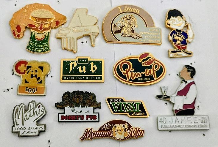 Placchette & Badge: 12   Pins  Pub, Bar, Disco, Restaurant – Usato da Pfäffikon ZH venduto da Colacity