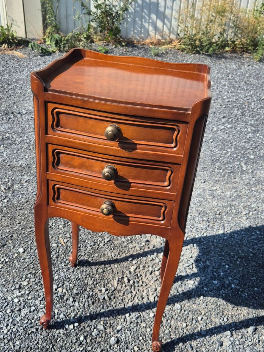 Nachttische: Table de nuit ancienne – Gebraucht aus Fully von tameab