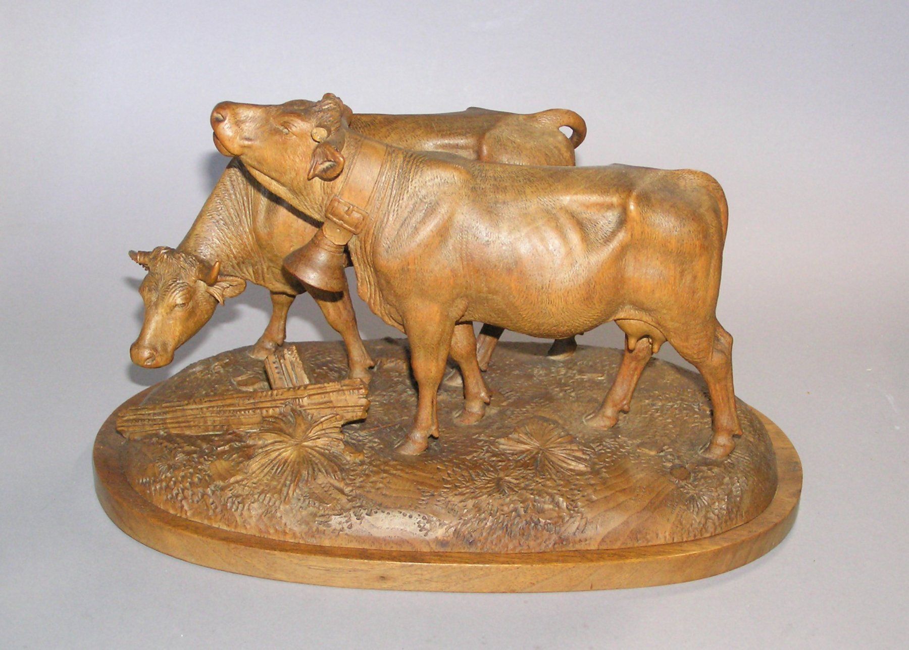 Sculture & Statue: ANTIKE FEIN GESCHNITZTE BRIENZER KÜHE BRIENZ – Usato da Grenchen venduto da Antique-hunter