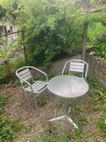 Gartenstühle und Gartentisch