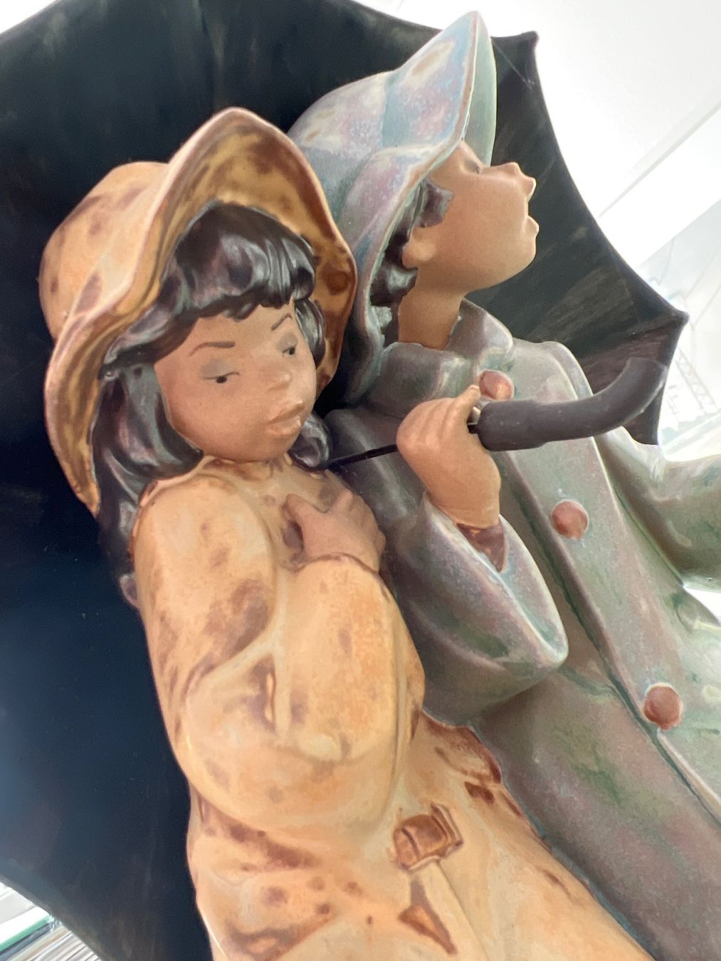 Figurines: Tonfigur, zwei Kinder unter dem Schirm – D'occasion à Baden par cocteau13 2