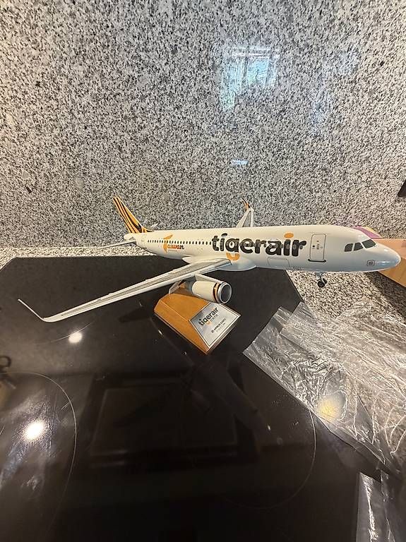 Airbus Kit di modellismo & Modellini statici: Malaysia Air Flugzeug 1:100 – Usato da Winterthur venduto da Calculating.Infinity 3