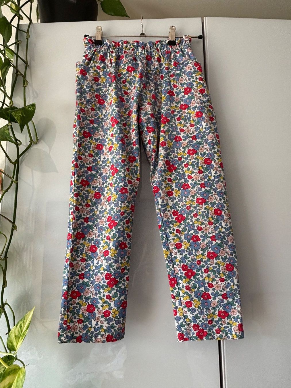 Mini Boden Pantaloni: MINI BODEN Jeans mit Blümchenmuster Gr. 128 – Usato da Zürich venduto da missmodernage 1