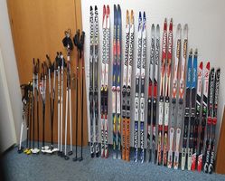 12 Paar Langlaufskier + 7 Paar Langlaufstöcke
