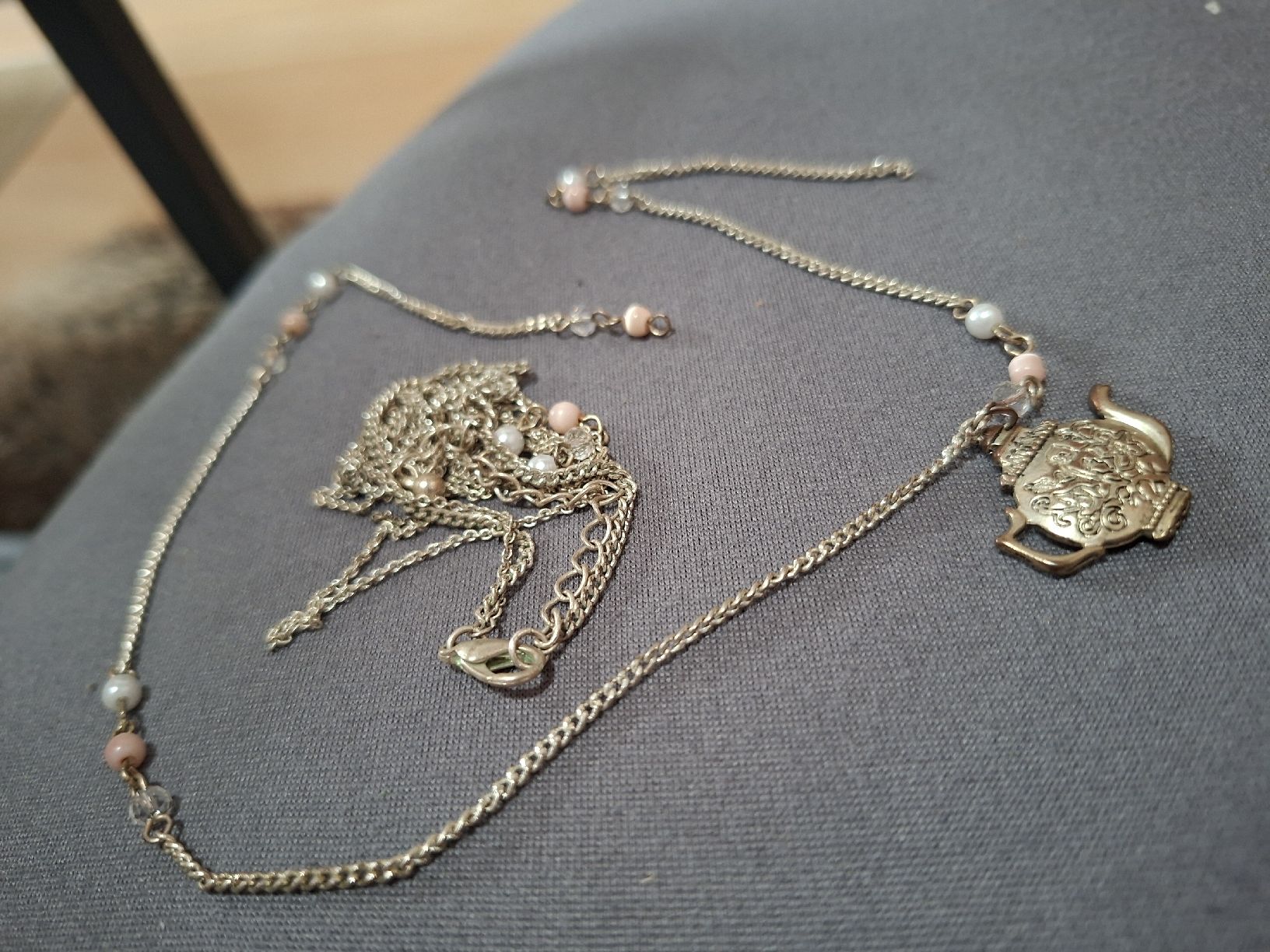 Ciondoli: Collier pendentif théière avec perles  – Difettoso da Tannay venduto da v1n1p00h