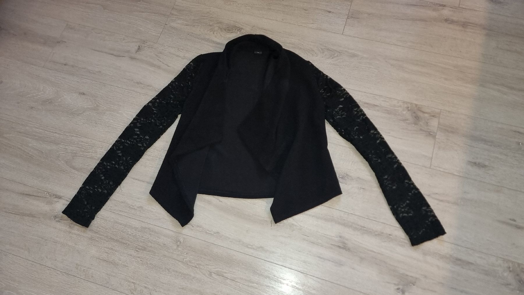 Giacche: Schwarzer Cardigan mit Spitzenärmeln Gr. M neuwertig  – Nuovo (secondo la descrizione) da Wigoltingen venduto da Zuckerfee84