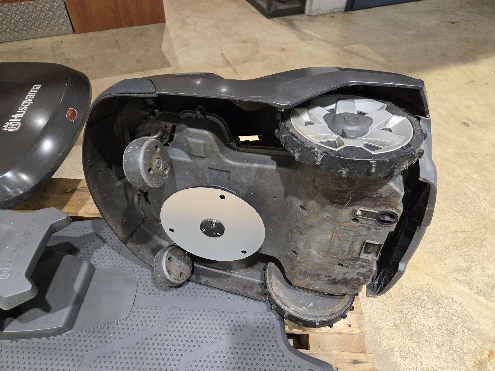 Husqvarna Rasenmäher: Husqvarna 430X Automower mit Dach – Gebraucht aus Dettighofen von md9560i 2