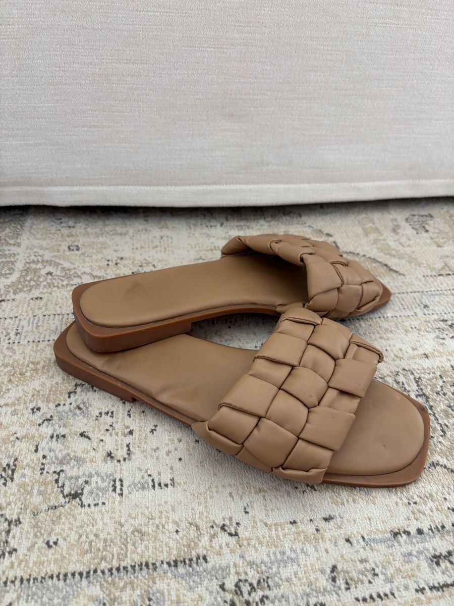 Scarpe da donna: Beige Flat Slippers Sandals NP: 50.- – Usato da Horgen venduto da len_qjz9
