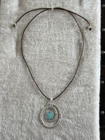 Hübscher Schmuckanhänger an Band, Farbe: Silber und Jadegrün