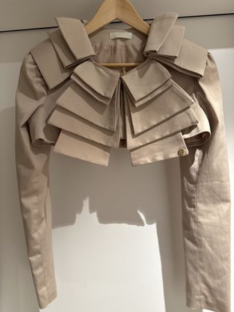 Eleganter Haute Couture Kurzblazer mit extravaganten Details