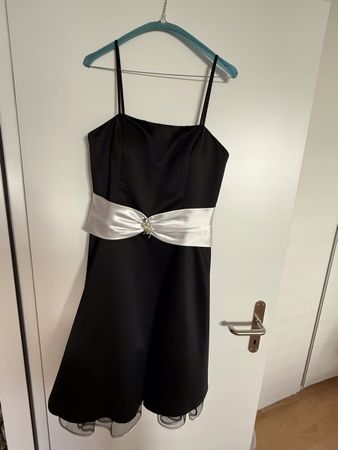 Abendkleid schwarz mit weissem Gürtel und Stola Grösse L