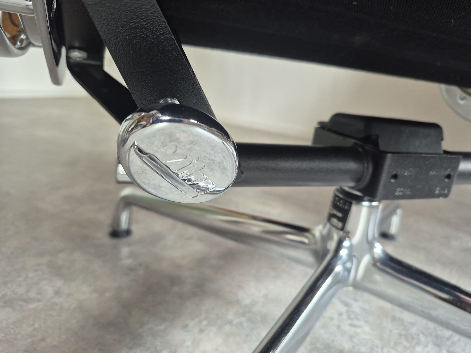Vitra Poltrone: Zwei originale Vitra Eames Leder-Drehsessel mit einem Hocker – Usato da Schüpfen venduto da squ_8c5j 3