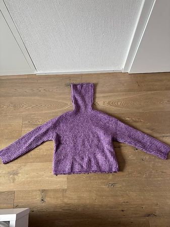 violetter Strickpullover mit Rollkragen