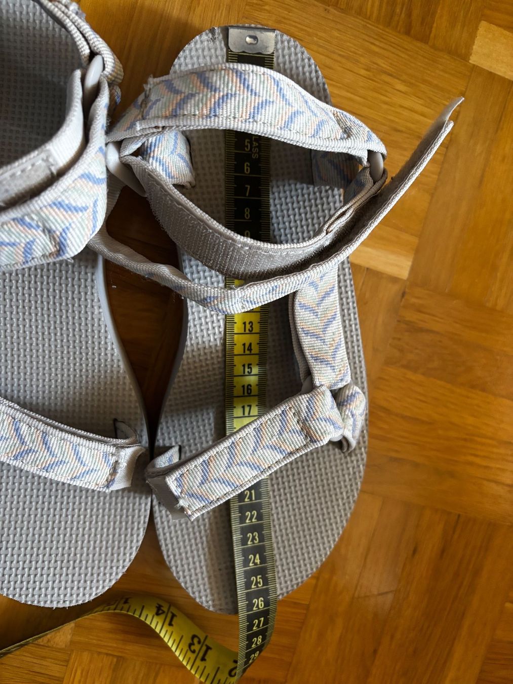 Teva Damenschuhe: TEVA graue Sandalen mit dicker Sohle – Gebraucht aus Zürich von missmodernage 9