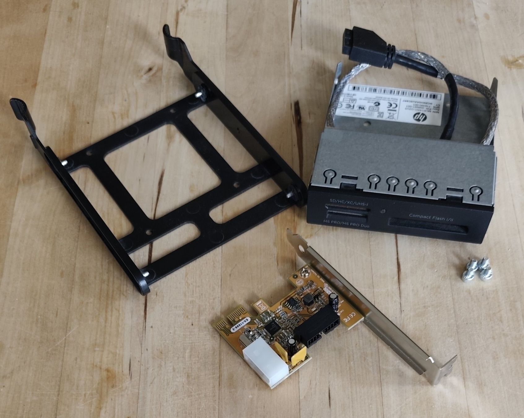 Componenti elettronici: Interner PC Frontpanel MultiCardReader/Writer komplett Set – Usato da Diemtigen venduto da s.litze 1