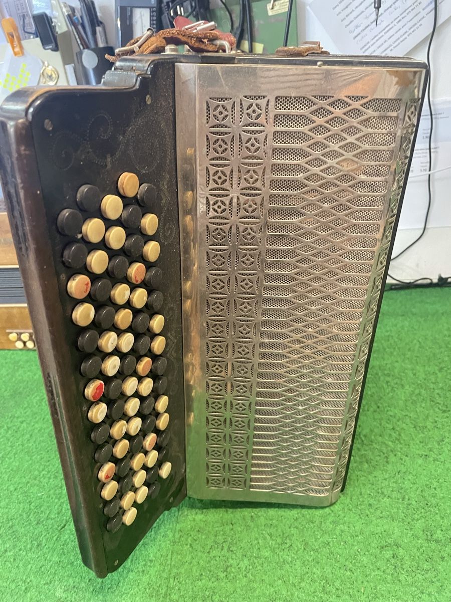 Musikinstrumente: Accordéon chromatique ancien  – Defekt aus Fully von Peluche3 6