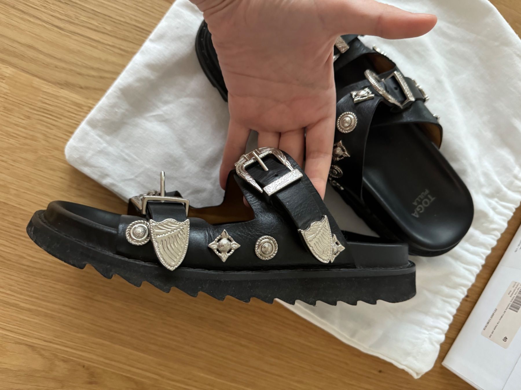 Scarpe da uomo: Toga Pulla Black Two Buckle Charms Sandals – Usato da Klingnau venduto da Vdado 3