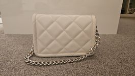 Weisse Handtasche mit Kettenbändel