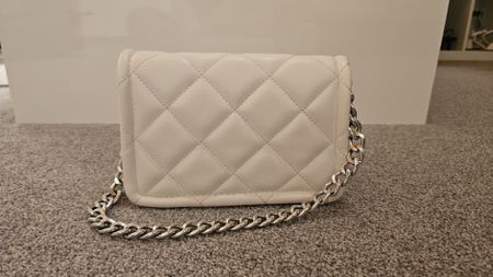 Weisse Handtasche mit Kettenbändel