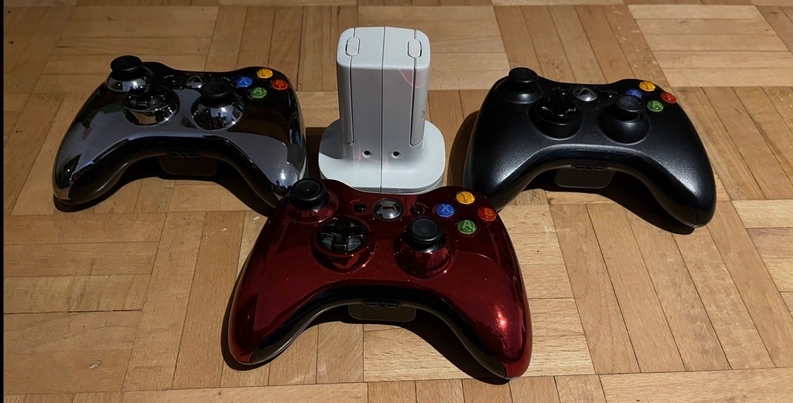 Microsoft Controller: 3 Originale Xbox 360 Controller (2 Chrome) – Gebraucht aus Basel von Ruemli17