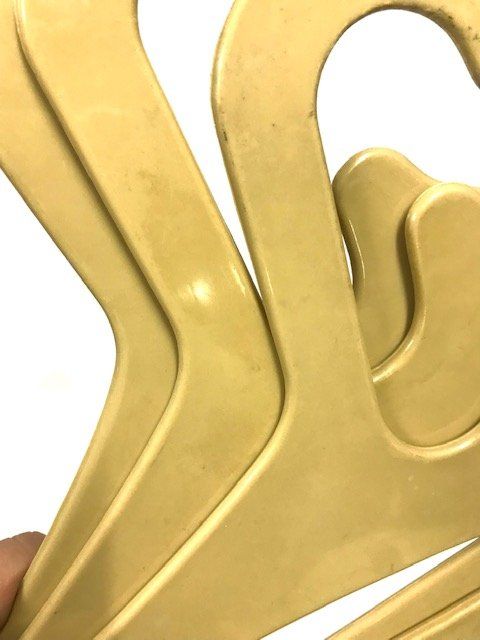 Appendiabiti: 3 Kleiderbügel 70er beige – Usato da Zürich venduto da gigimai67 1