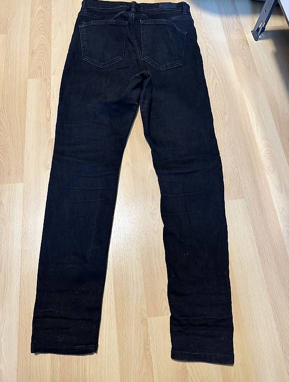 Jeans: Schwarze Jeans von Pull and Bear – Usato da Alchenflüh venduto da selina077 1