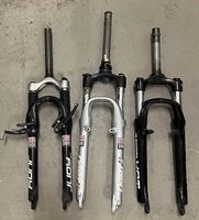 Drei 26"-Federgabeln: 2 x Rock Shox, 1 x RST