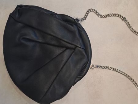 Schwarze NÙNOO Ledertasche zum Umhängen oder als Clutch