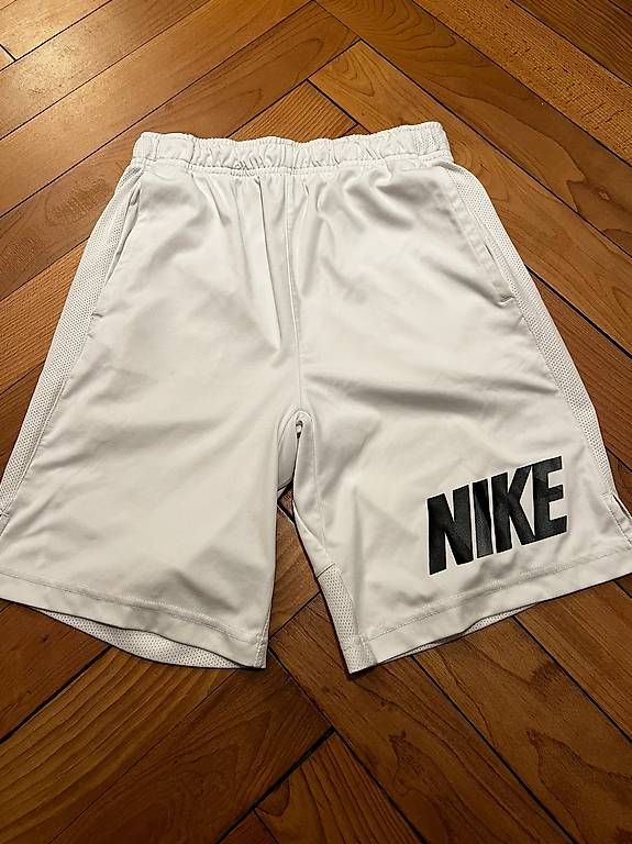 Hosen: Kinder Sporthose Nike Gr. 137/147 – Gebraucht aus Zuerich von Am81