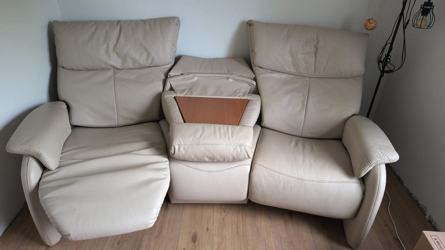 Sofas: 3er Ledersofa mit Tischli – Gebraucht aus Anwil von kon_r7by 2