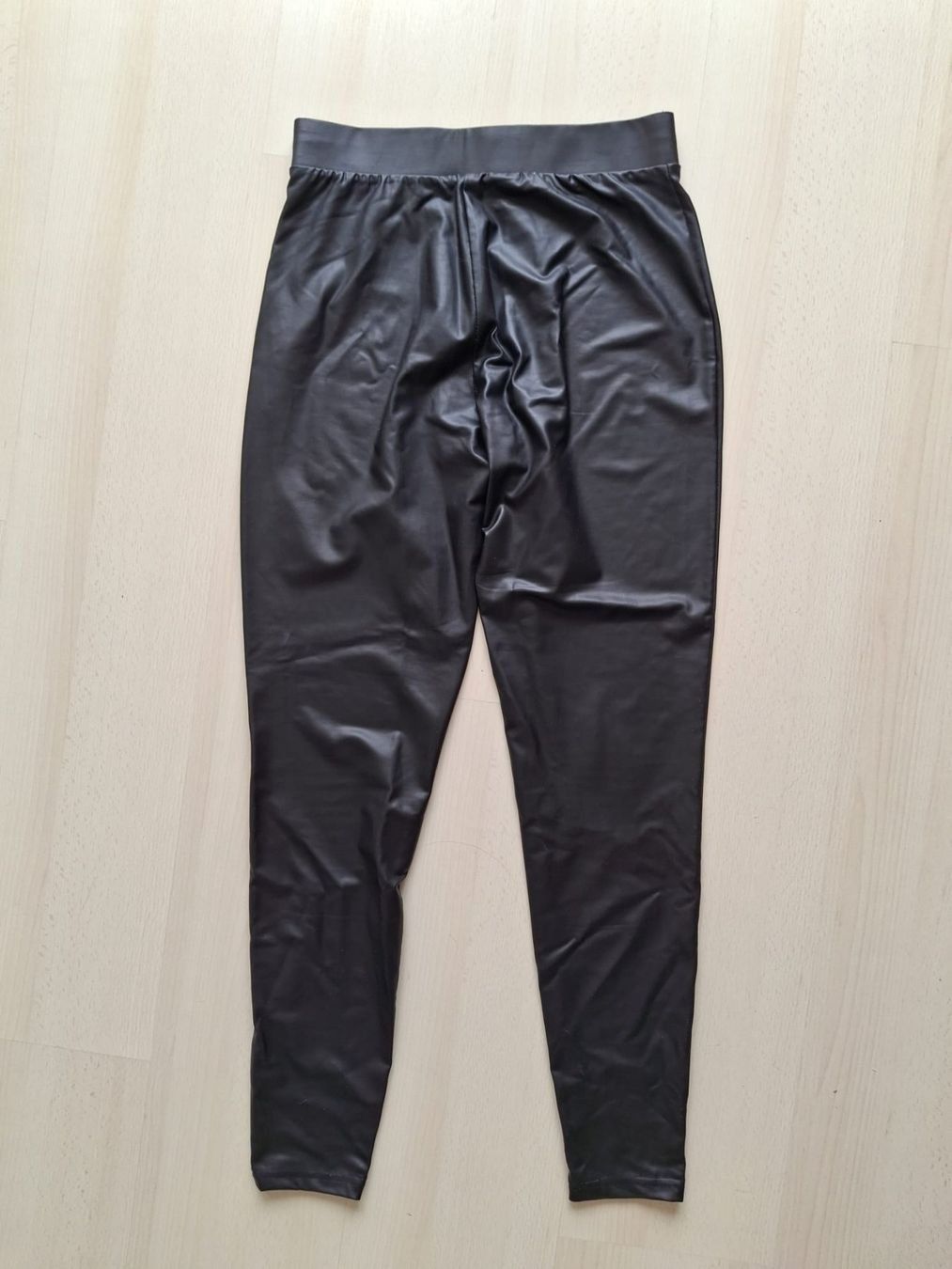 Pantaloni: Hose schwarz Gr. M, Leggings glänzend – Usato da Walterswil SO venduto da peiper2 1