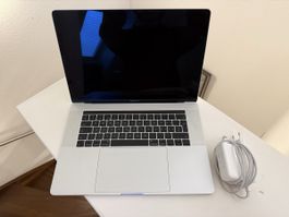 MacBook Pro 15" 2017 i7 16GB 256GB Display defekt