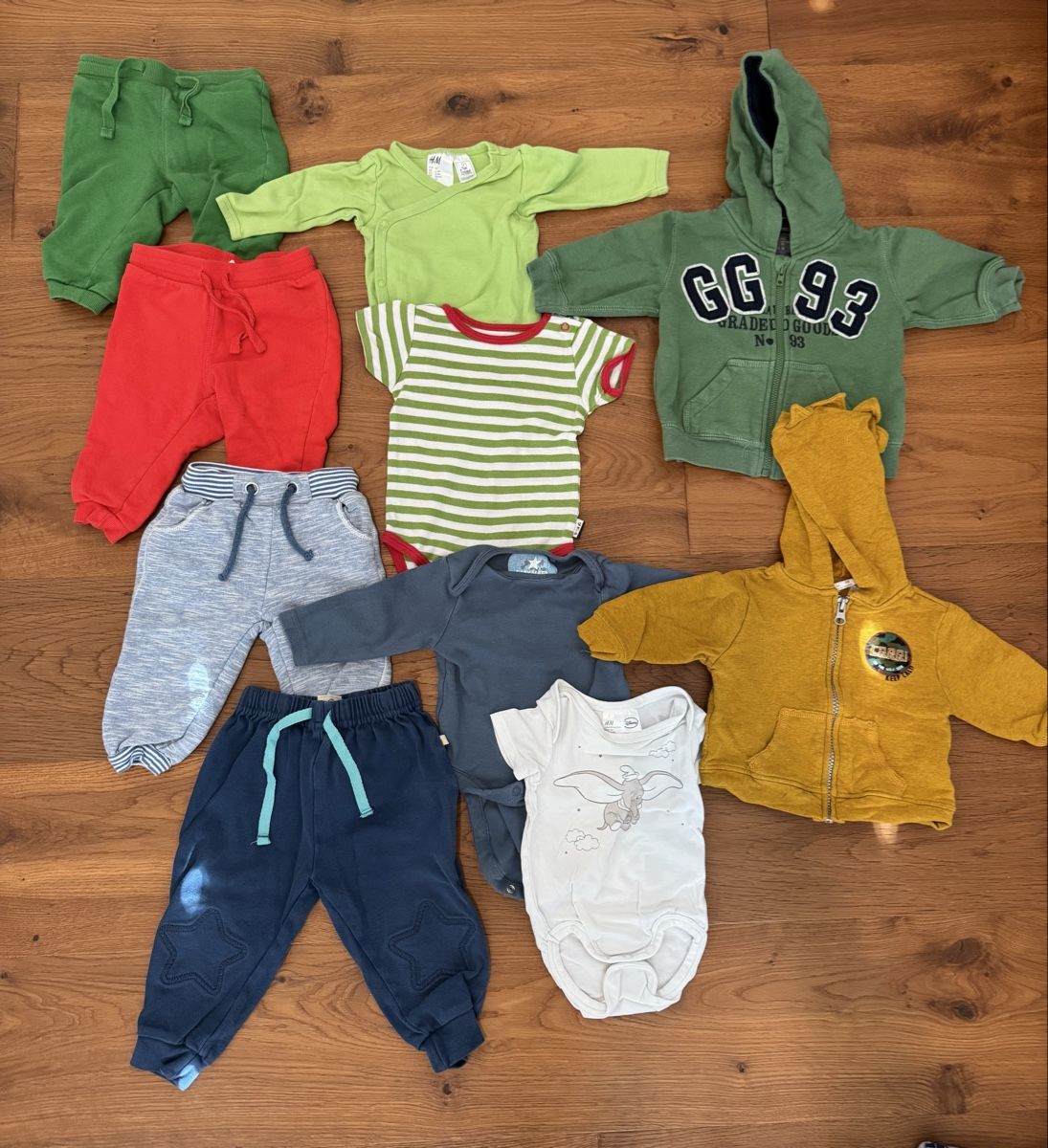 Lotti di vestiti: Fröhliches Kleiderpaket Gr. 62/68 – Usato da Waltenschwil venduto da tschutschgi