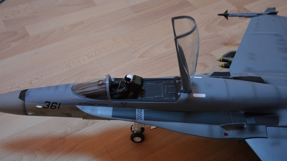 ブルーテールELITE FORCE F/A-18 HORNET 1/18