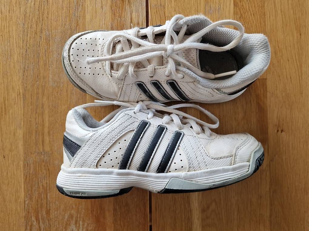 Scarpe per ragazzi: Kindertunrschuhe Adidas (Gr. 30) – Usato da Zürich venduto da Rip2