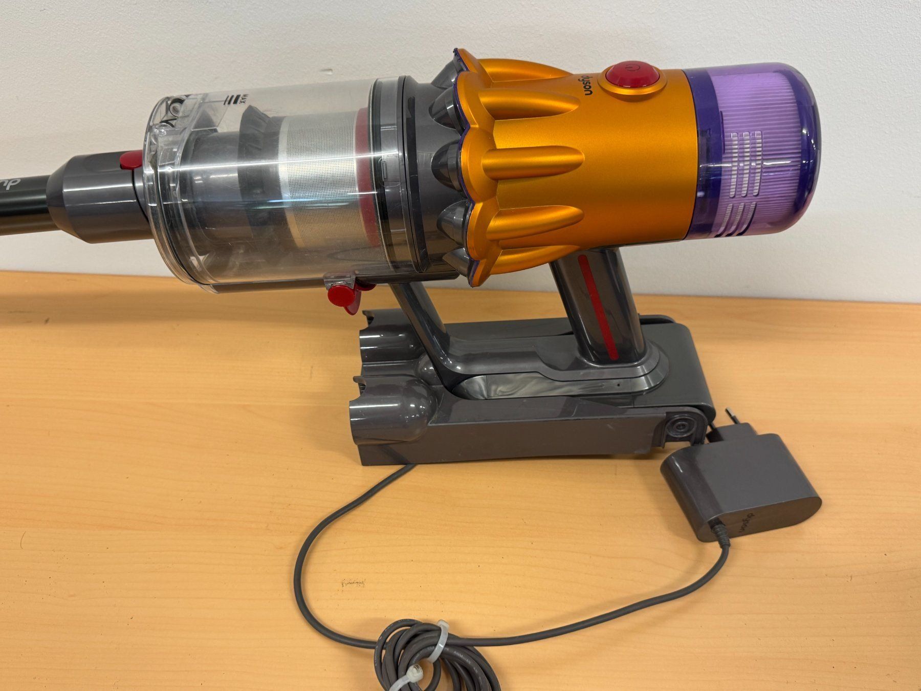 Dyson Aspirapolveri & Accessori: Dyson V12 Detect Slim Absolute Akku Staubsauger  – Usato da Ebmatingen venduto da Revivetrade 1