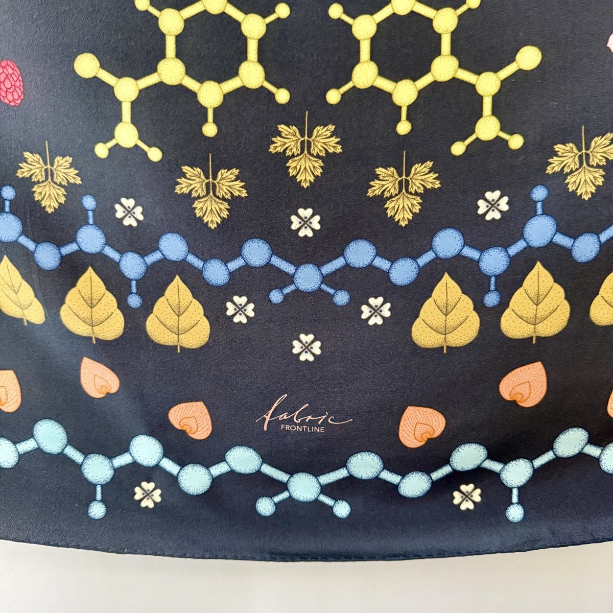 Fabric Frontline Foulard & Sciarpe: FABRIC FRONTLINE New Scarf – Nuovo (secondo la descrizione) da Emmen venduto da Colette-Juliette 5