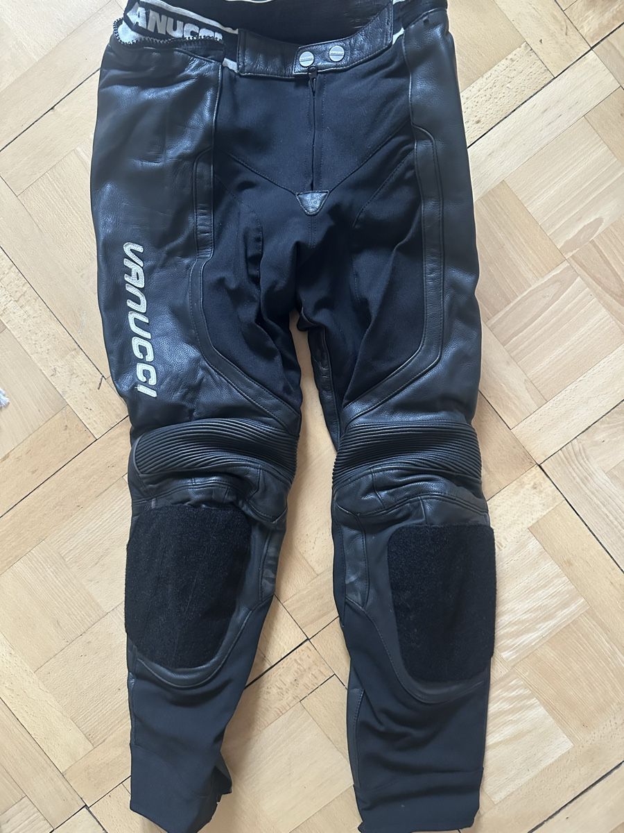 Vanucci Pantaloni: Vanucci Leather Motorcycle Pants – Nuovo (secondo la descrizione) da Zürich venduto da chayen