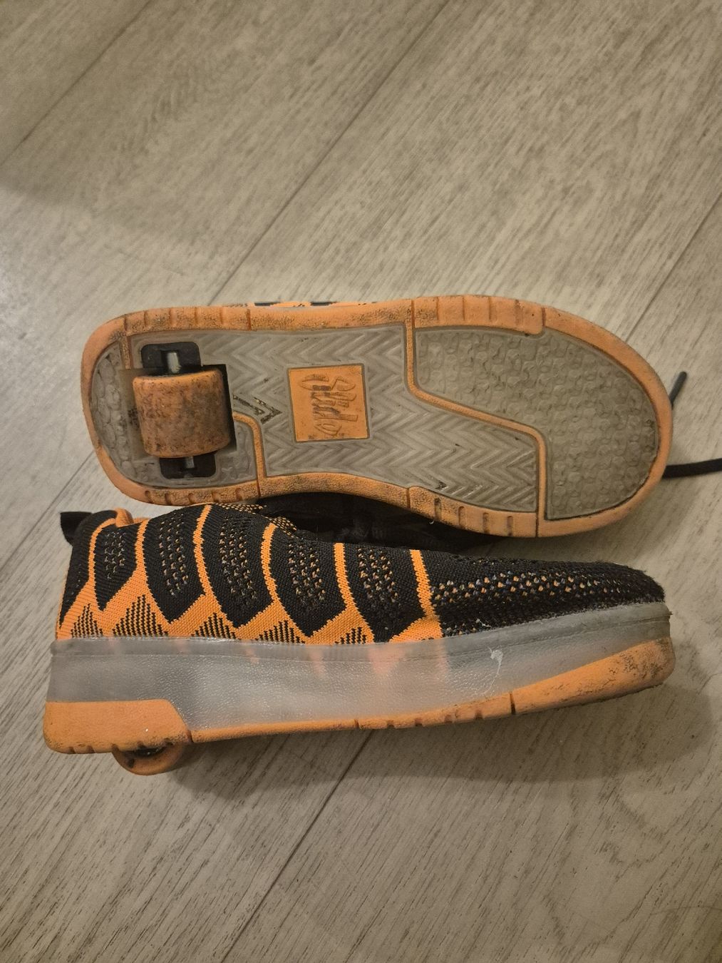 Chaussures garçon: Turnschuhe mit Rollen Slide Gr. 33 – D'occasion à Stansstad par Kyra014 1