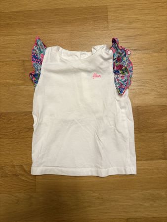 T-shirt blanc avec manches à fleurs 