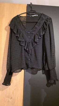 Elegante schwarze Bluse mit Rüschen, Grösse  S