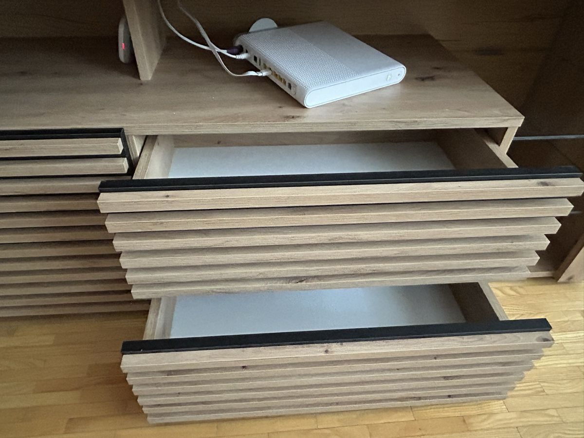 Mobili TV: Lowboard Eiche Optik mit Lamellentüren 179cm gebraucht – Usato da Mastrils venduto da ram_nbb2 2