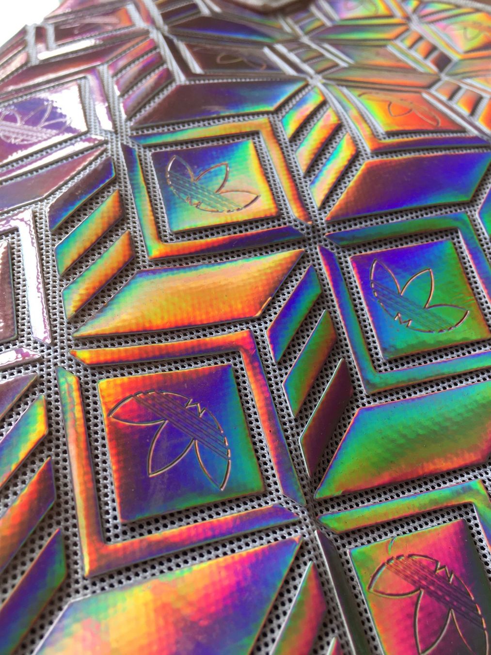 Adidas Zaini: Sac à dos Adidas holographique - édition limitée – Usato da Troinex venduto da Irisglo 1