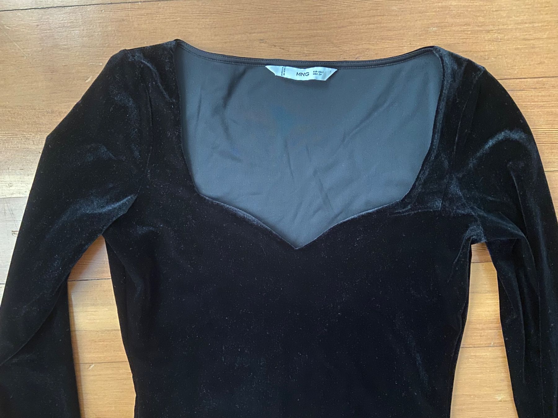 Pullover & Sweatshirts: Schwarzes Samt Oberteil Langarm Grösse S gebraucht – Gebraucht aus Niederrohrdorf von Lou_9hq6 1