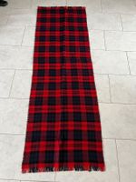 Warmer Winter-Schal von Pieces, rot-blau kariert.