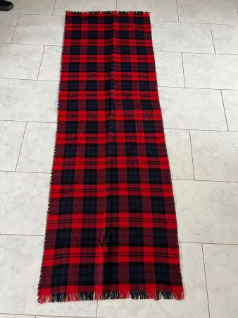 Warmer Winter-Schal von Pieces, rot-blau kariert.
