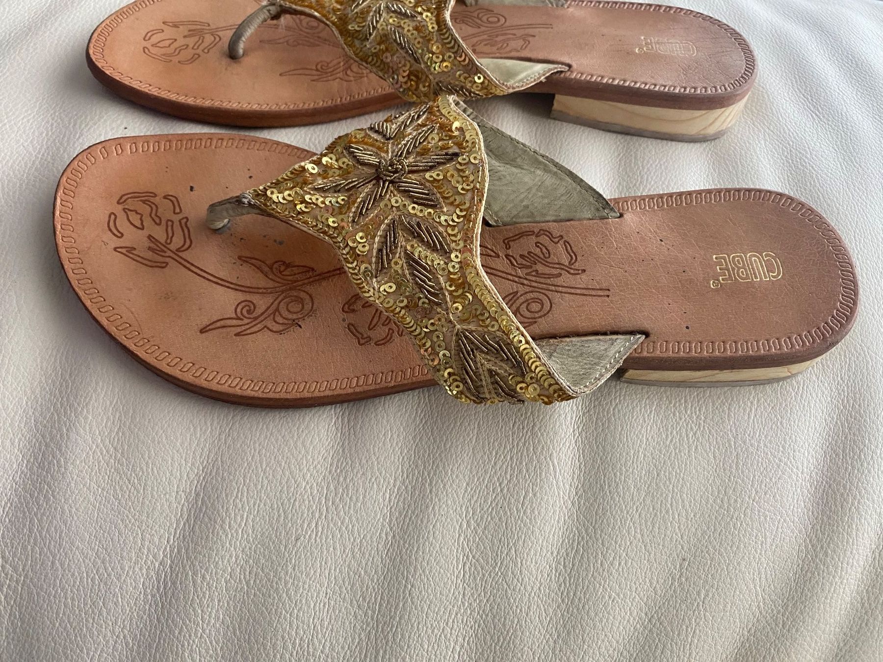 Cube Scarpe da donna: SUMMERTIME - stylische/edle CUBE Flip-Flops, gold, 38 – Usato da Winkel venduto da ferrari2022 1