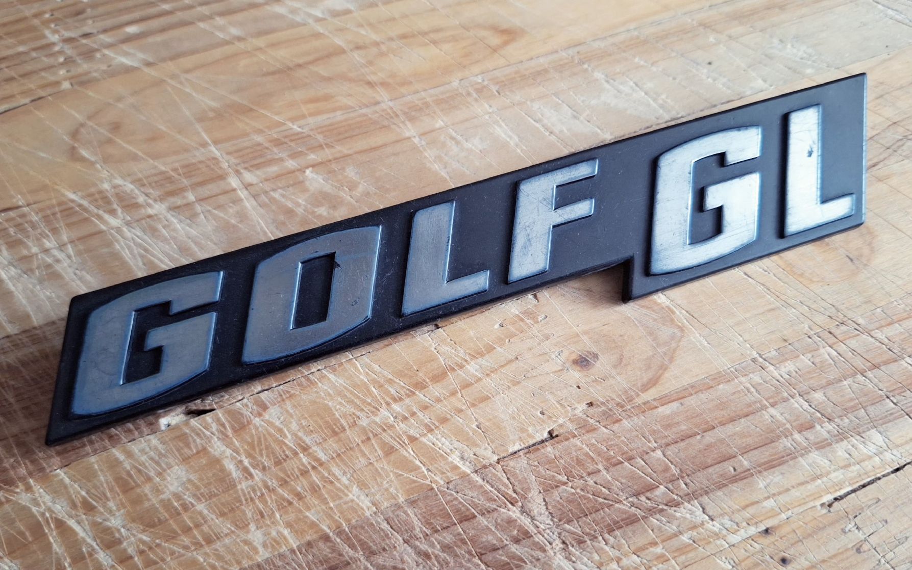VW Tutti pezzi di ricambio auto: VW Golf Mk.I Emblem – Usato da Triesen venduto da BLACKSHEEP75 1