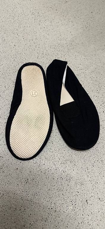 Scarpe per ragazzi: Schwarze Turnschläppli Gr 31  – Usato da Münchenstein venduto da Peke_ 1